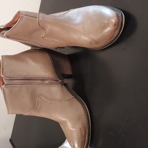 Lucky brand boots color is taupe size 5 1/5